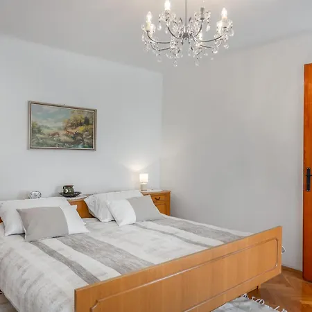 Pet Friendly In With Kitchen Holiday home